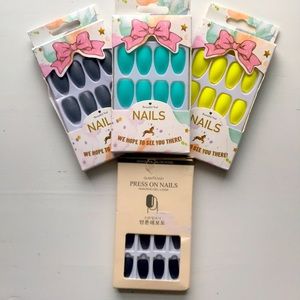 Pack of four fake nails.